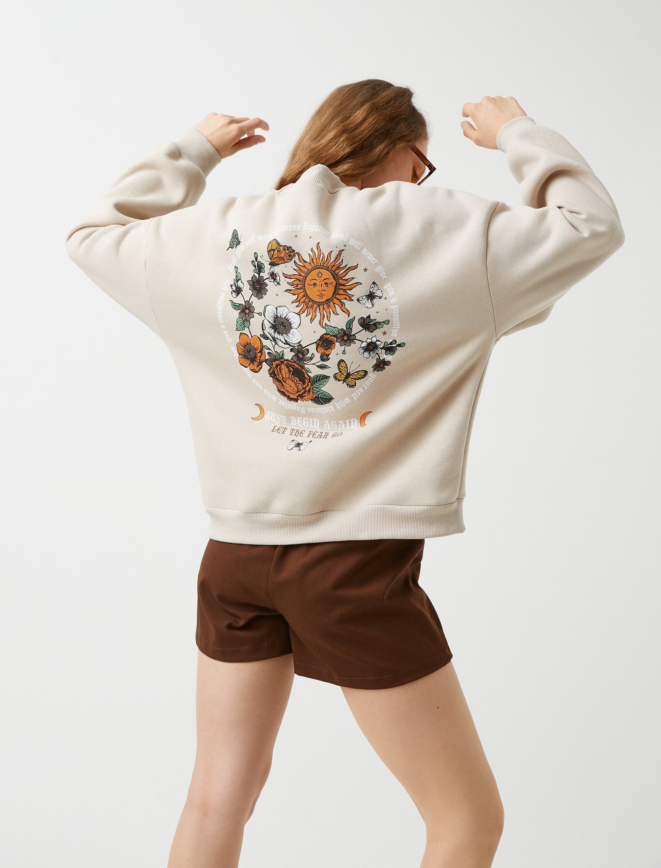Women's Crew Neck Graphic Sweathirt in Beige
