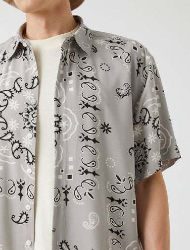 Chemise à manches courtes à imprimé cachemire en gris - Usolo Outfitters-KOTON