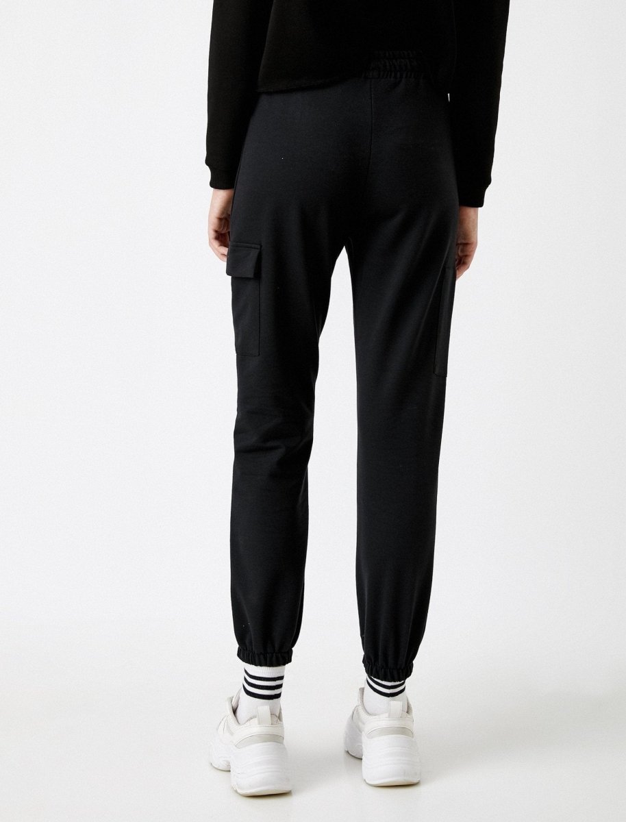 Pantalon de survêtement cargo slim en noir - Usolo Outfitters-KOTON