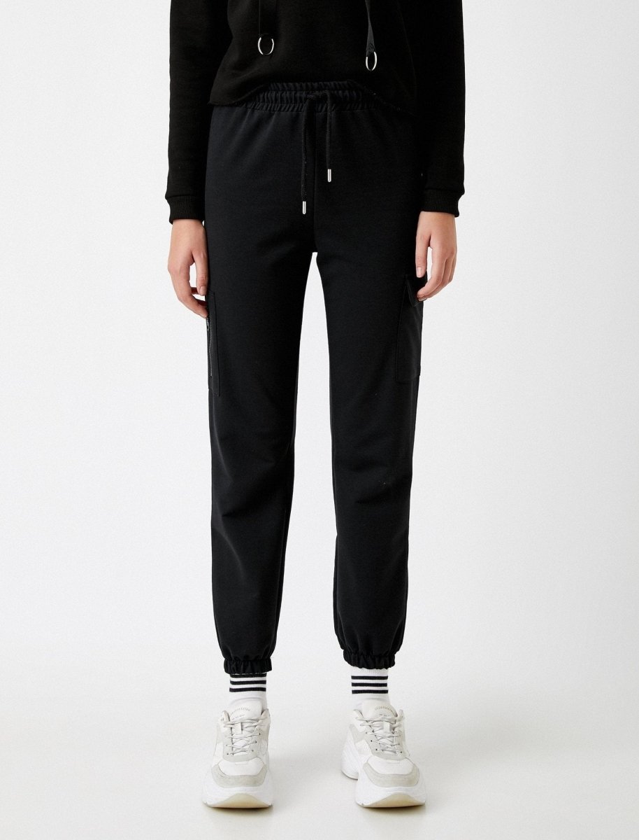Pantalon de survêtement cargo slim en noir - Usolo Outfitters-KOTON